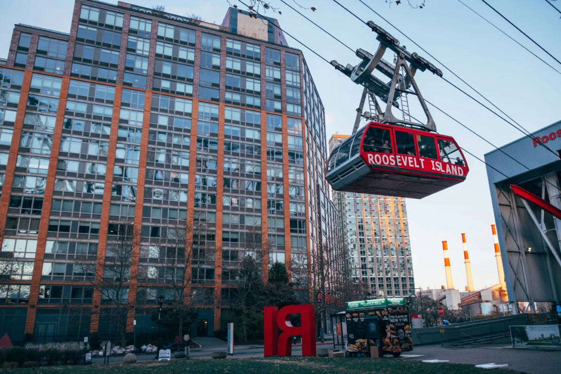 Модерна архитектура от бетон и стъкло в минималистичен стил.