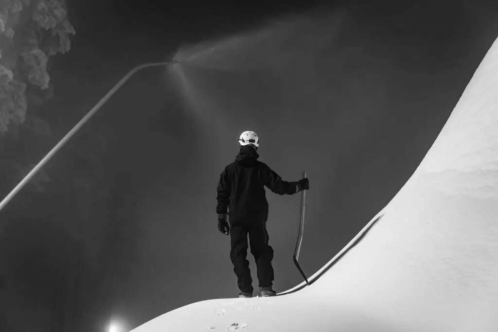 Какво представляват нощните ски приключения при изкуствена светлина